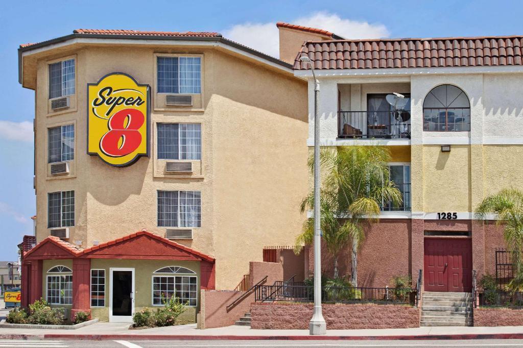 Super 8 By Wyndham Newport News Hotel Екстериор снимка